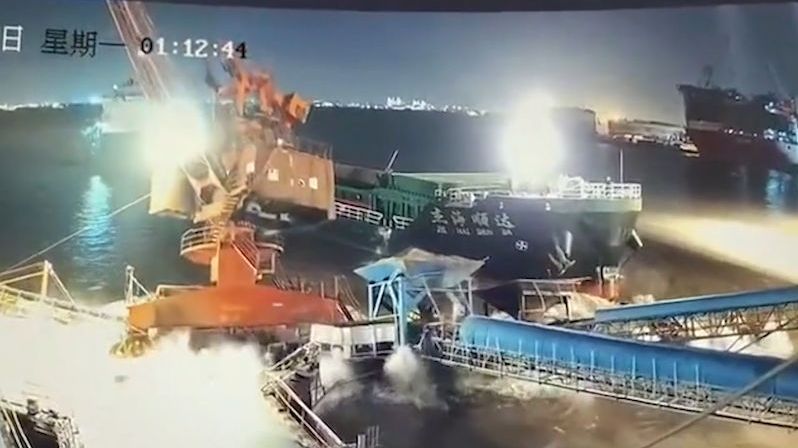 Nákladní loď v Číně narazila do doku, jeřáb šel pod vodu